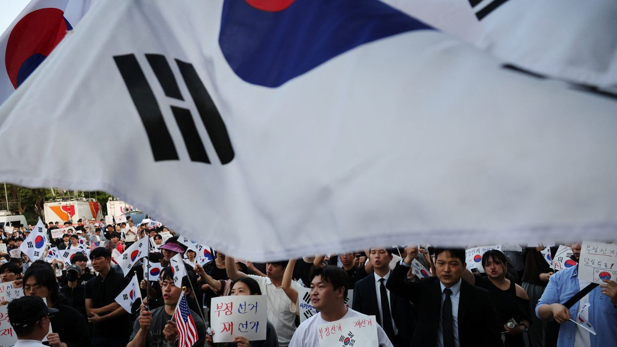 South Korea's President Lee Demands Accountability Over Election Failures While Cautioning Against Conspiracy Claims