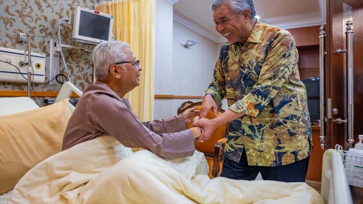 Ahmad Zahid Visits Recovering Ismail Sabri at Heart Institute