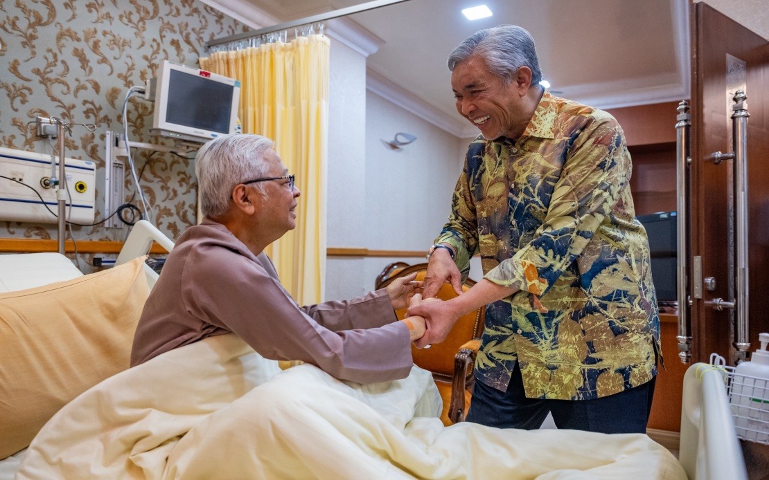 Ahmad Zahid Visits Recovering Ismail Sabri at Heart Institute