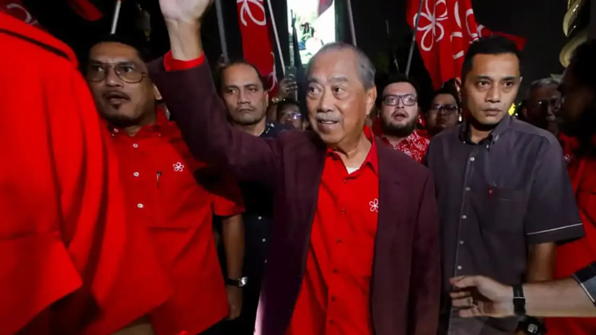 Over 200 supporters gather for Muhyiddin as Bersatu faces crucial state election talks