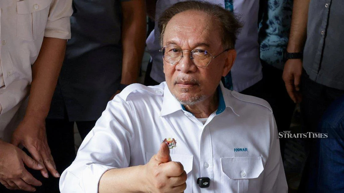 Anwar Ibrahim Tops Popularity Rankings While Zahid Hamidi Lags, Merdeka Centre Finds