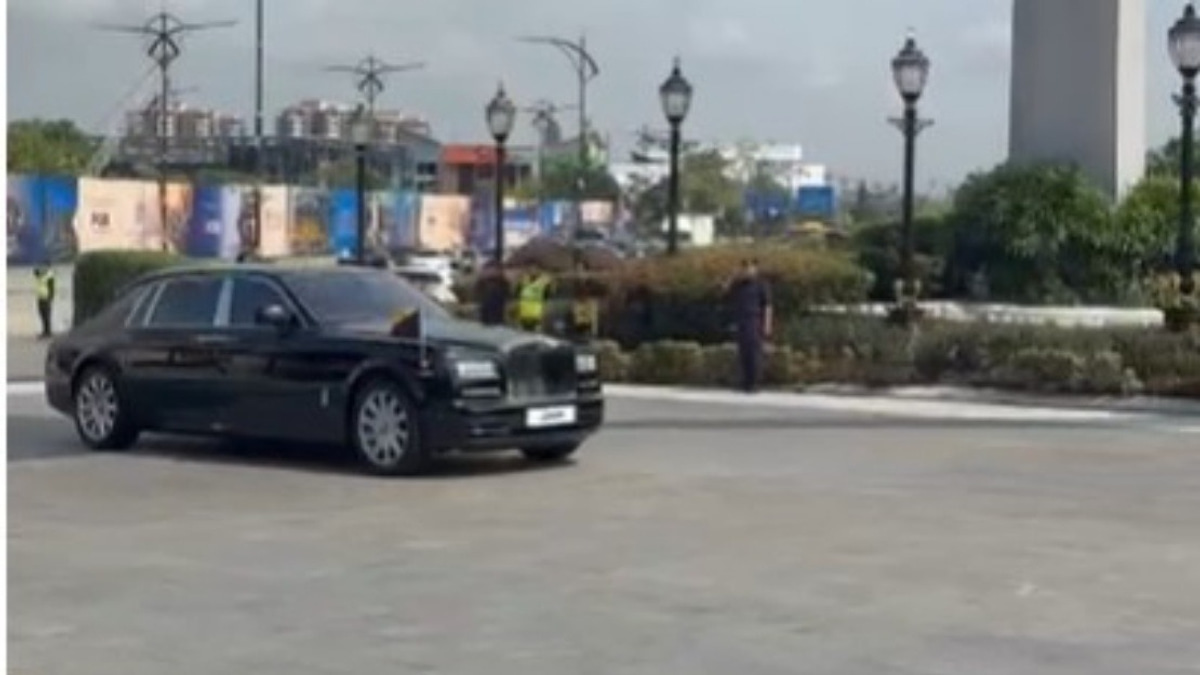 Tunku Mahkota Ismail Arrives for Johor State Exco Swearing-in Ceremony