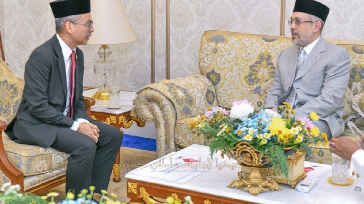 Tengku Muhammad Receives Communications Minister to Discuss Fake Accounts and Royal Institution Threats