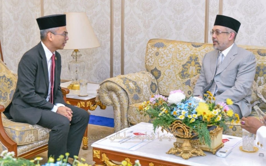 Tengku Muhammad Receives Communications Minister to Discuss Fake Accounts and Royal Institution Threats