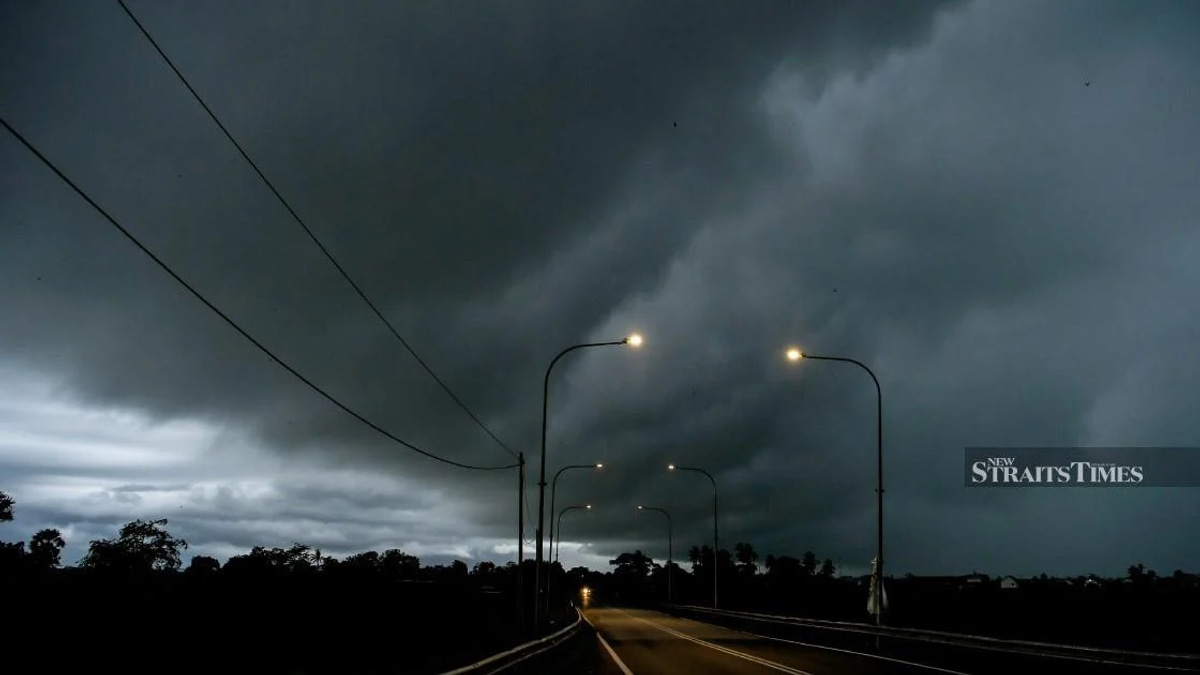 Severe Weather Alert Issued Across 12 Malaysian Regions as Thunderstorms Expected Through Morning