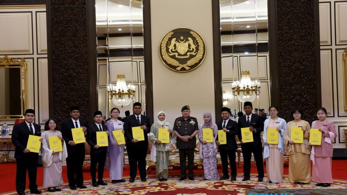 Sultan Ibrahim Presents BYDPA Scholarships to 14 High-Achieving Recipients