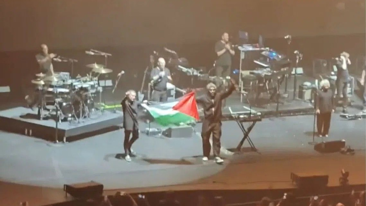 Massive Attack banned from Singapore after Palestinian flag protest during concert