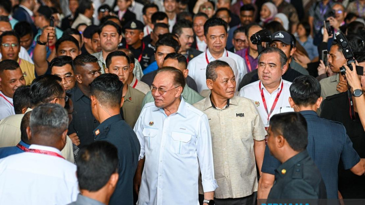 Anwar Calls for Melaka DAP to Delay Pullout from State Coalition