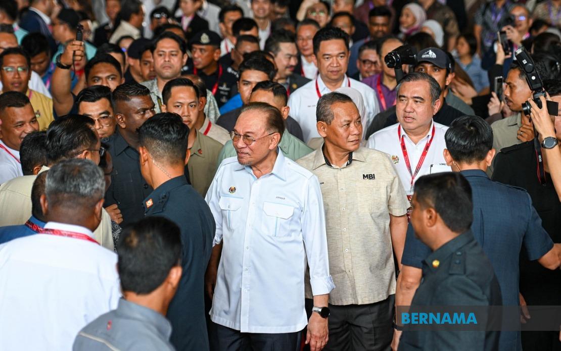 Anwar Calls for Melaka DAP to Delay Pullout from State Coalition
