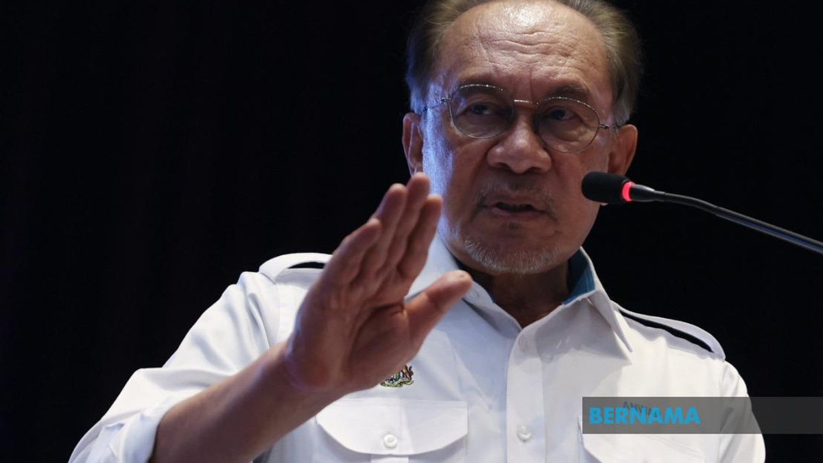 Anwar Cautions Against Politicising Royal Institutions Ahead of Elections