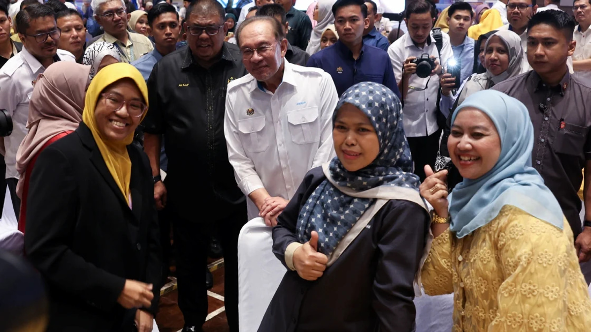 Anwar credits civil service as Malaysia climbs from 23rd to 15th in global competitiveness ranking