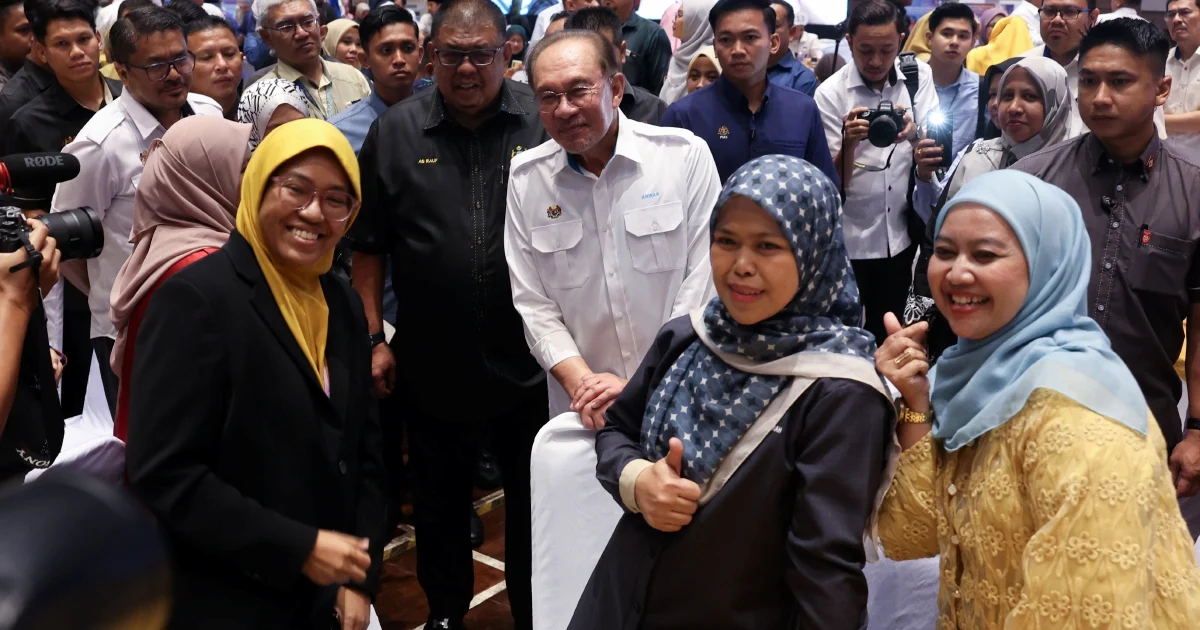 Anwar credits civil service as Malaysia climbs from 23rd to 15th in global competitiveness ranking