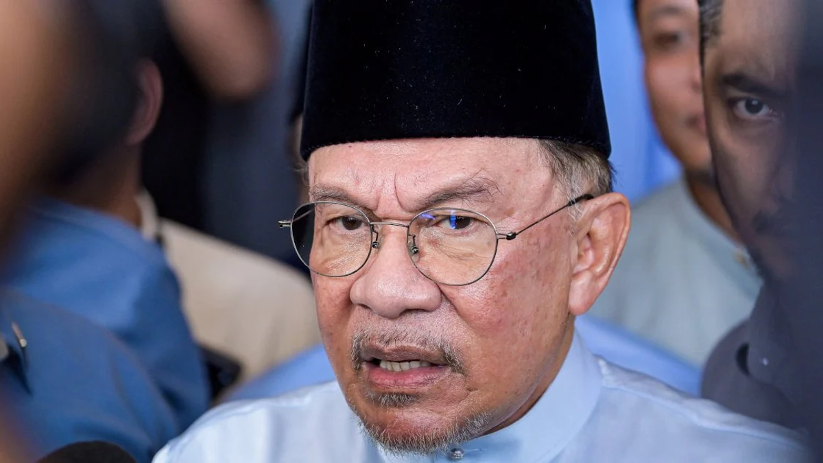 Anwar Denies Reports that Onn Hafiz Was Excluded from Felda Event