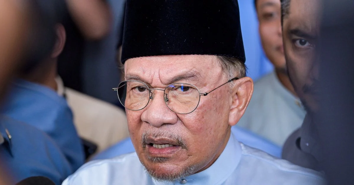 Anwar Denies Reports that Onn Hafiz Was Excluded from Felda Event