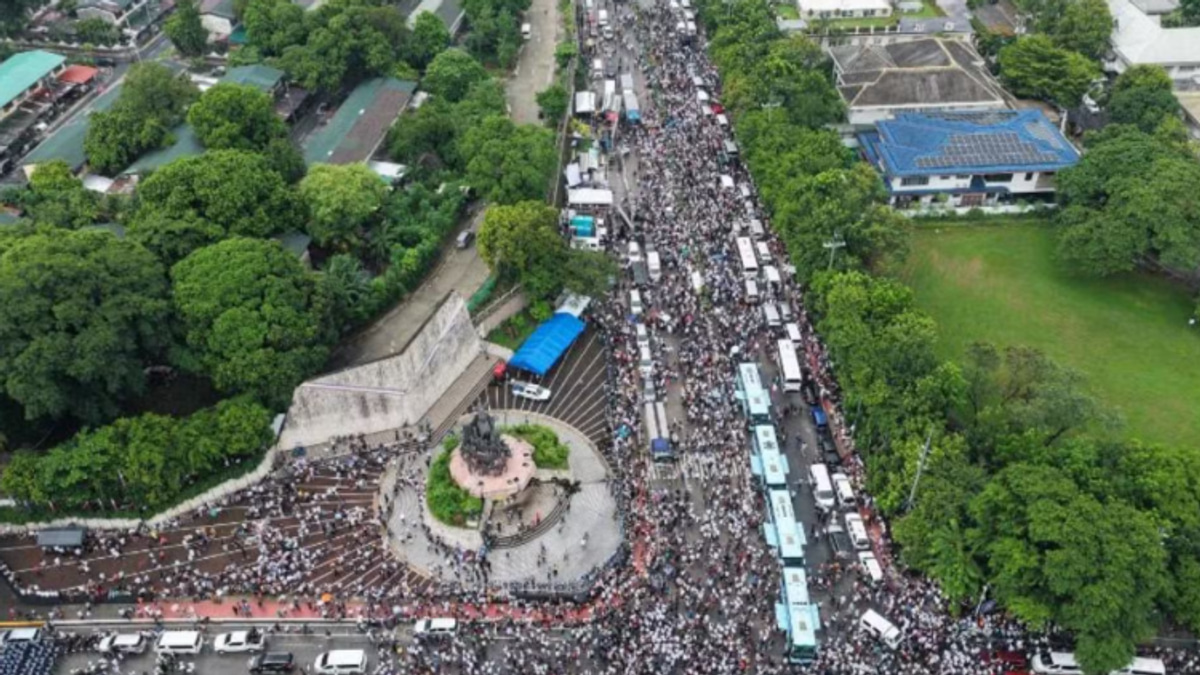 Philippine Religious Sect Mobilizes Thousands to Oppose Senator's Arrest Over Campaign Fund Scandal