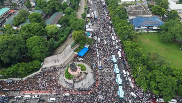 Philippine Religious Sect Mobilizes Thousands to Oppose Senator's Arrest Over Campaign Fund Scandal