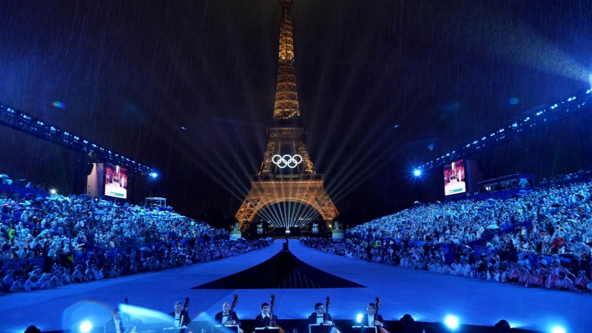 Eiffel Tower, Louvre Close Early as France Swelters Under Intense Heatwave