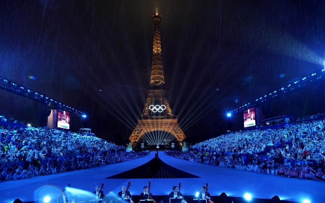 Eiffel Tower, Louvre Close Early as France Swelters Under Intense Heatwave