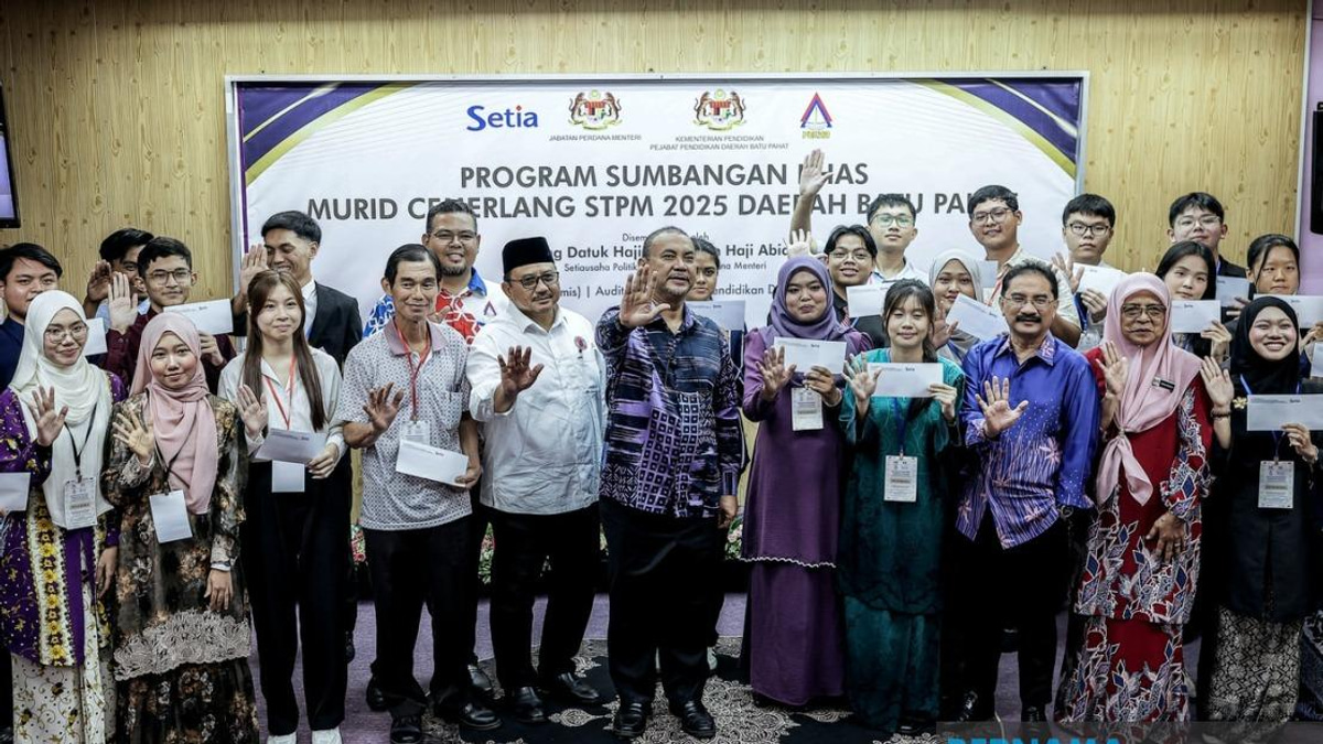 214 Top STPM Students in Batu Pahat Receive PM's Recognition Award