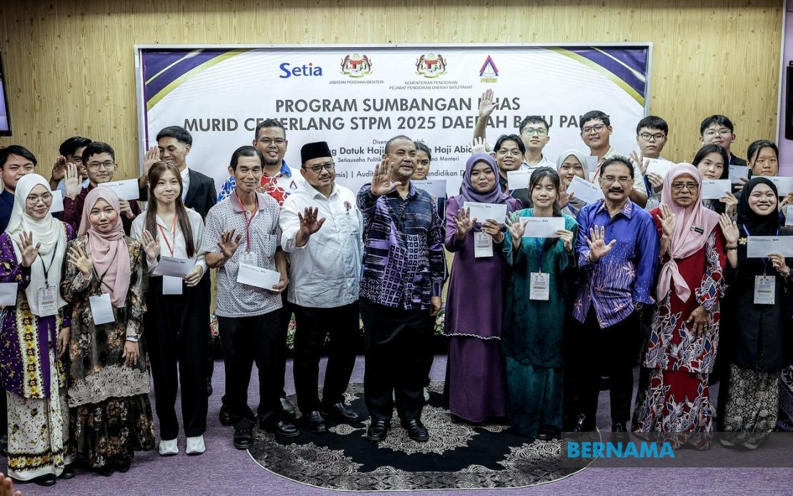 214 Top STPM Students in Batu Pahat Receive PM's Recognition Award