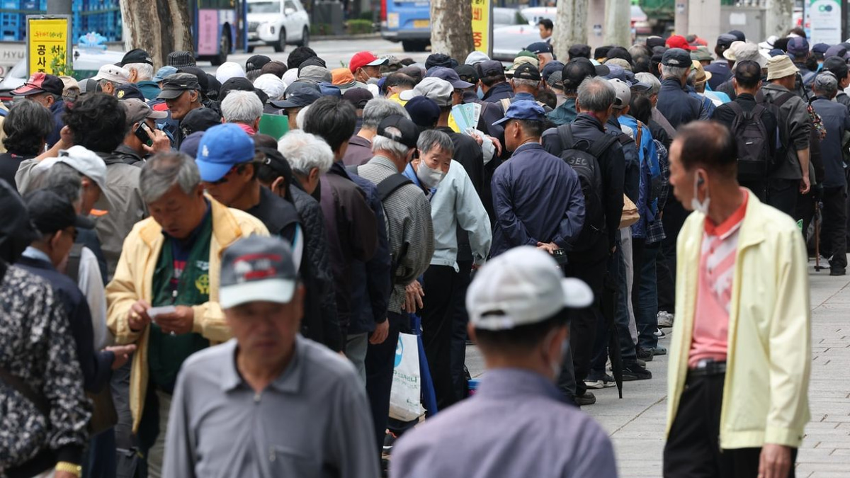 Seoul Grapples with Cost of Expanding Senior Bus Benefits