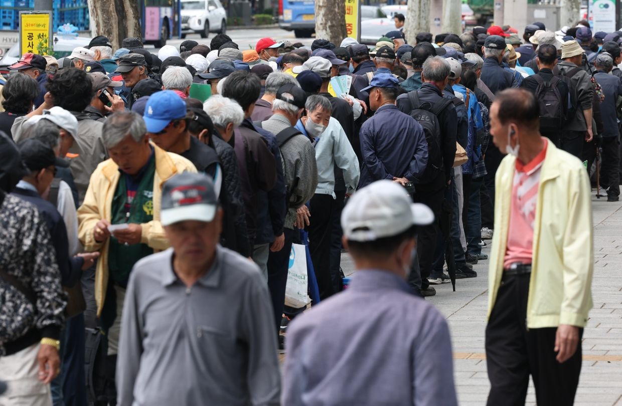 Seoul Grapples with Cost of Expanding Senior Bus Benefits