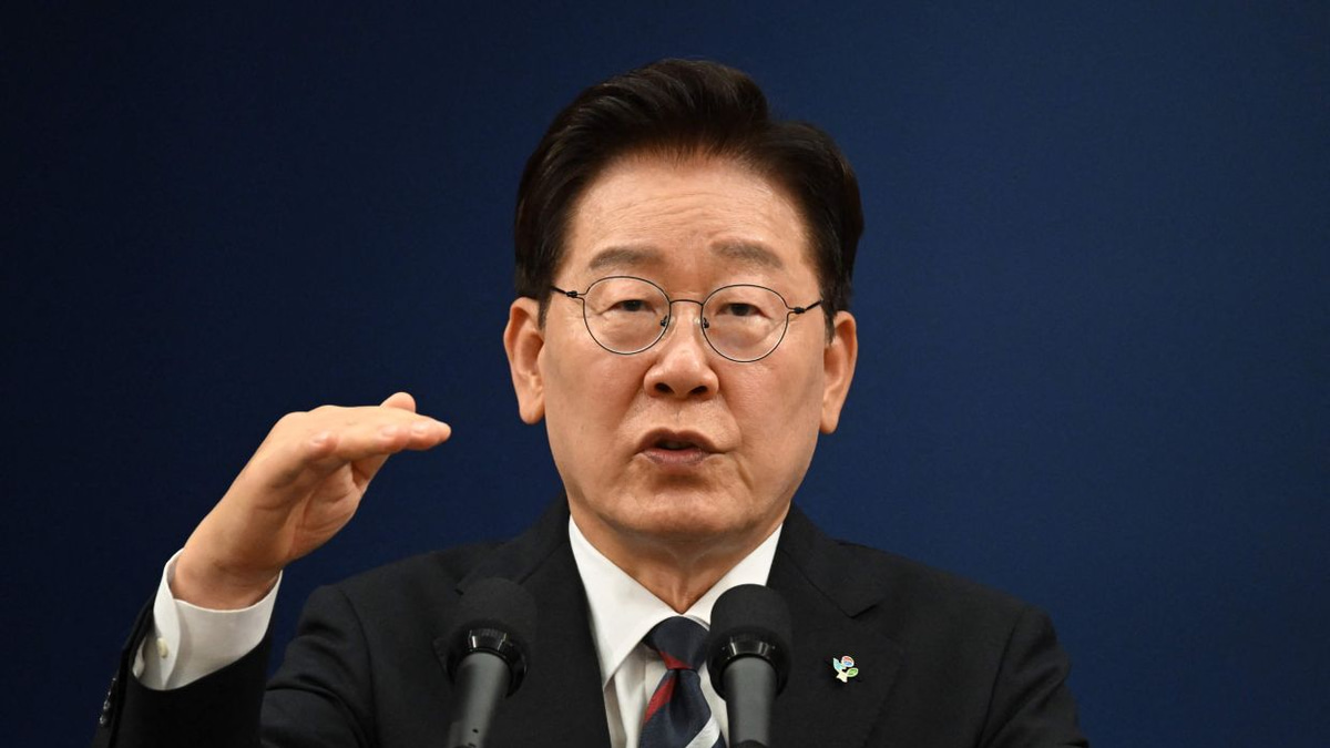 South Korean President Lee's approval rating slips below 50% for first time