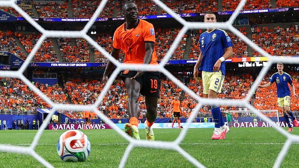 Brobbey's double strike positions him as successor to Depay in Dutch attack