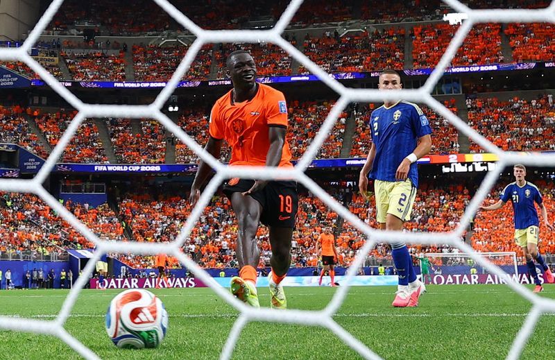 Brobbey's double strike positions him as successor to Depay in Dutch attack