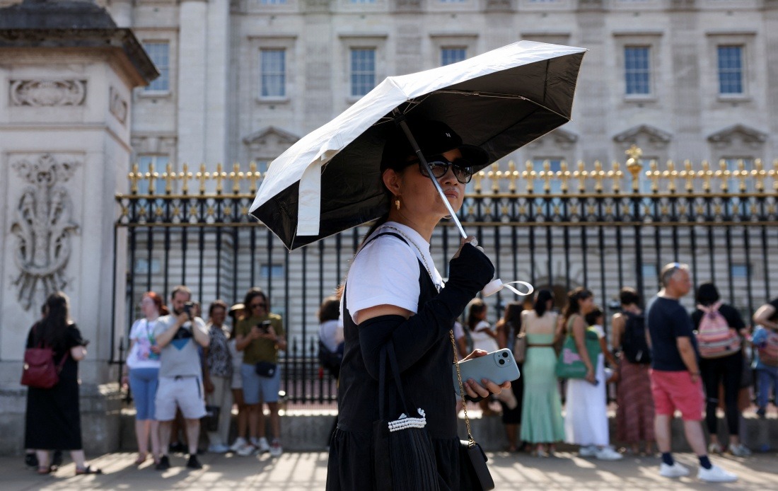 Buckingham Palace Cancels Ceremonial Guard Changes as UK Faces Dangerous Heatwave