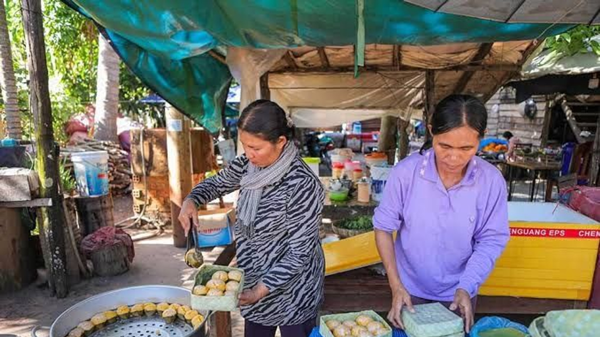 Cambodia Prioritizes Girls' Education as Women Reshape Economy and Society