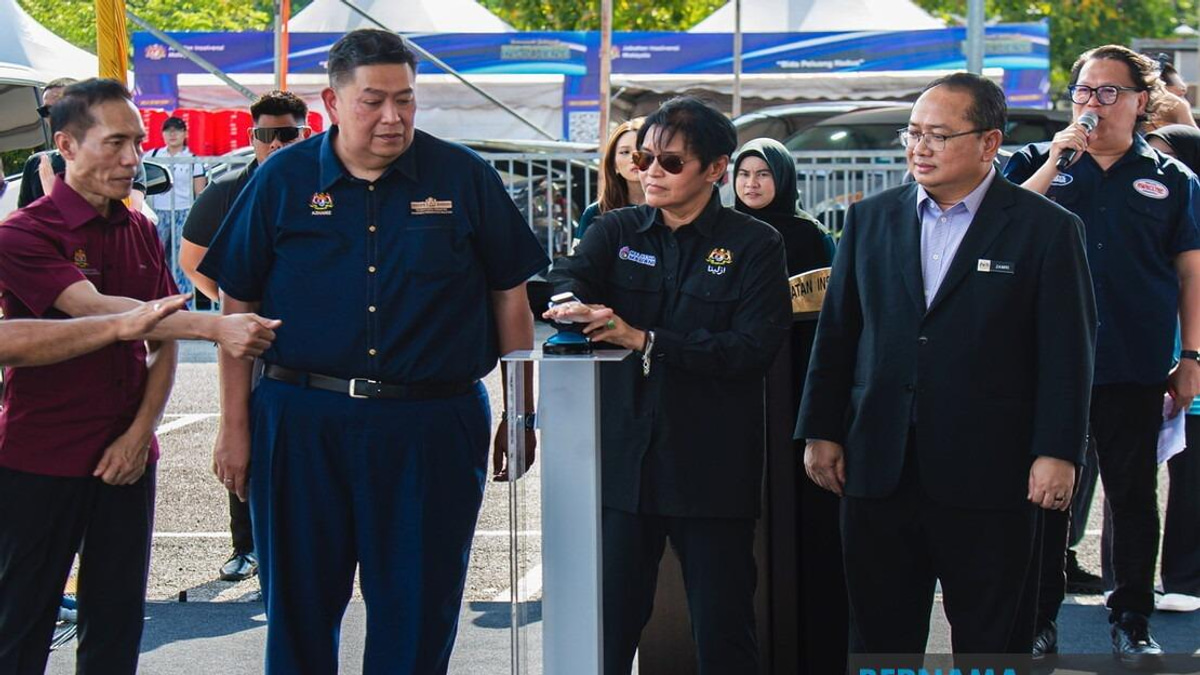 Azalina Calls on Johor Voters to Back BN for Administrative Stability