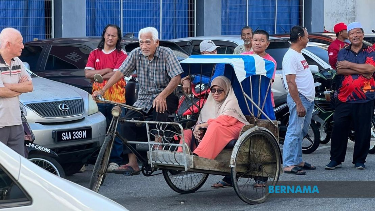 Octogenarian's Trishaw Journey: An Elderly Couple's Quest to See PM Anwar