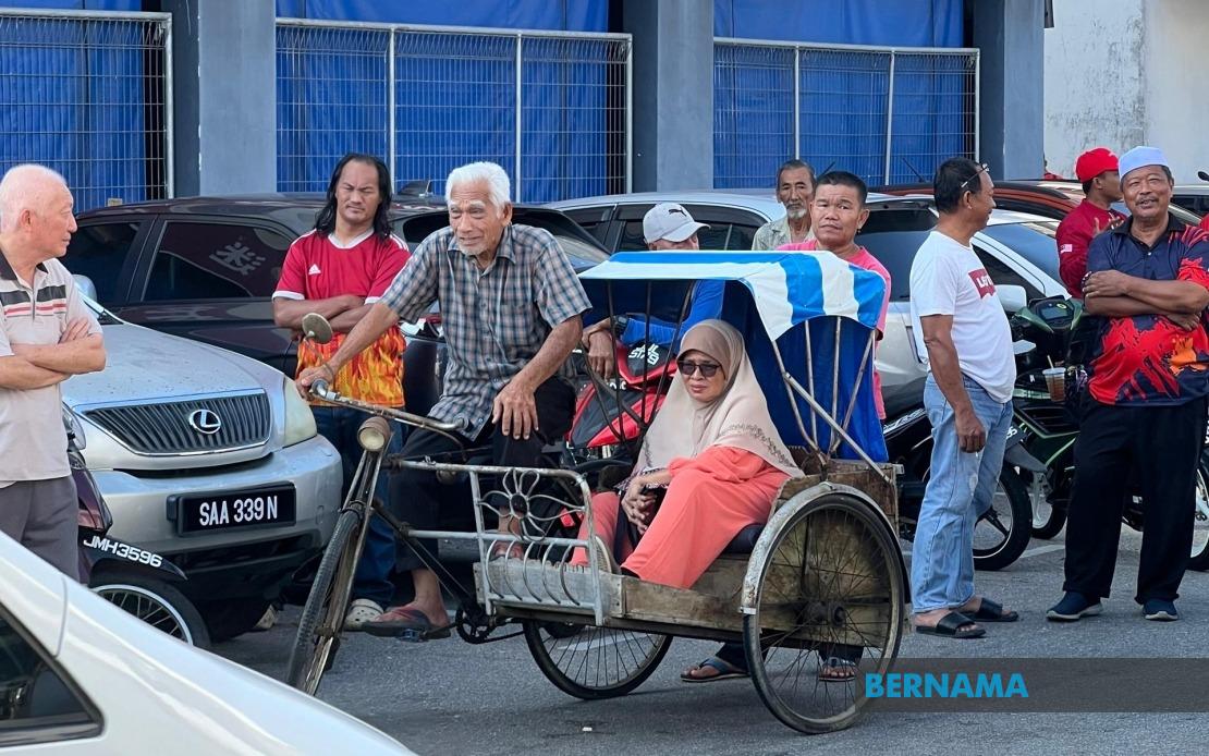 Octogenarian's Trishaw Journey: An Elderly Couple's Quest to See PM Anwar