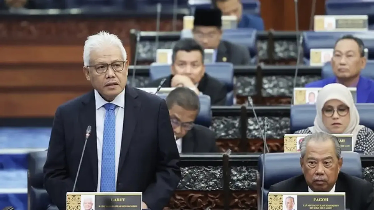 Hamzah Reclaims Opposition Leader's Front Row Seat as Muhyiddin Moved Down