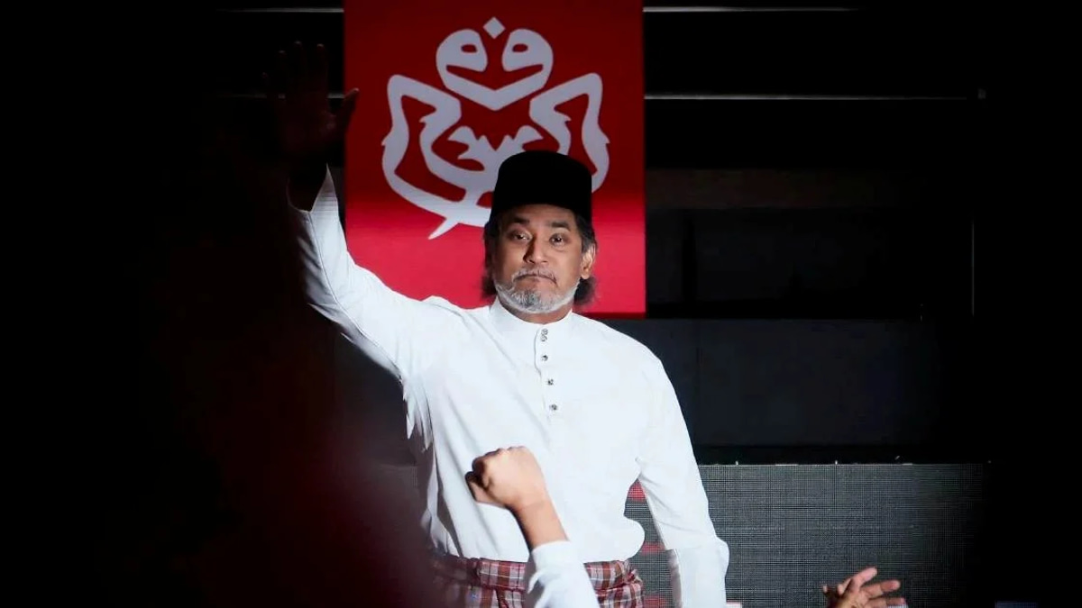 Khairy Steps Back from Negri Sembilan Candidacy Call, Defers to Umno Leadership