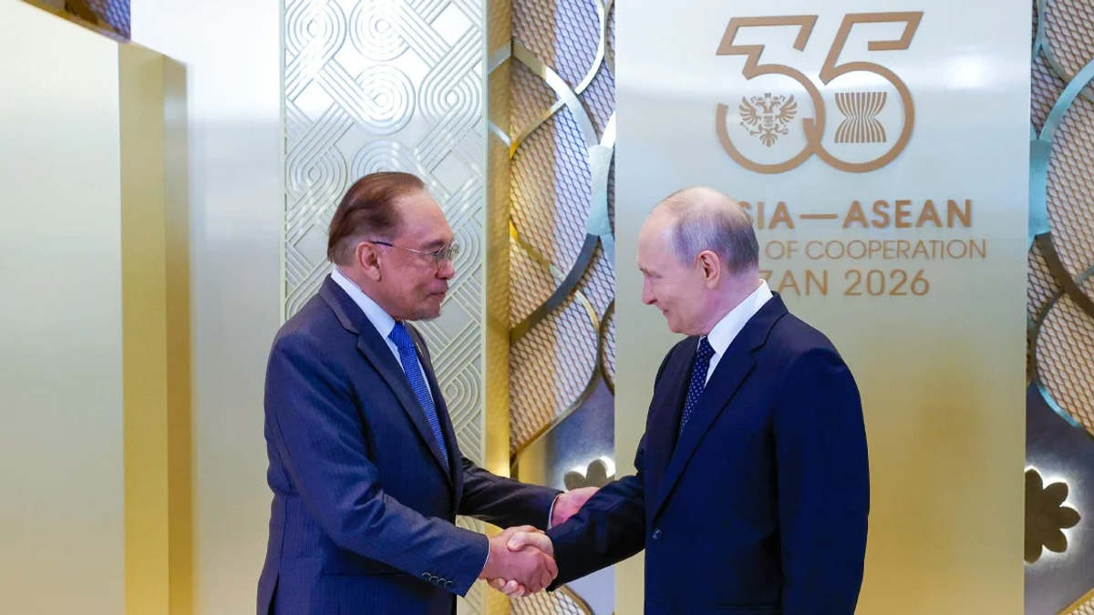 Anwar and Putin Explore Energy Ties and Local Currency Trade