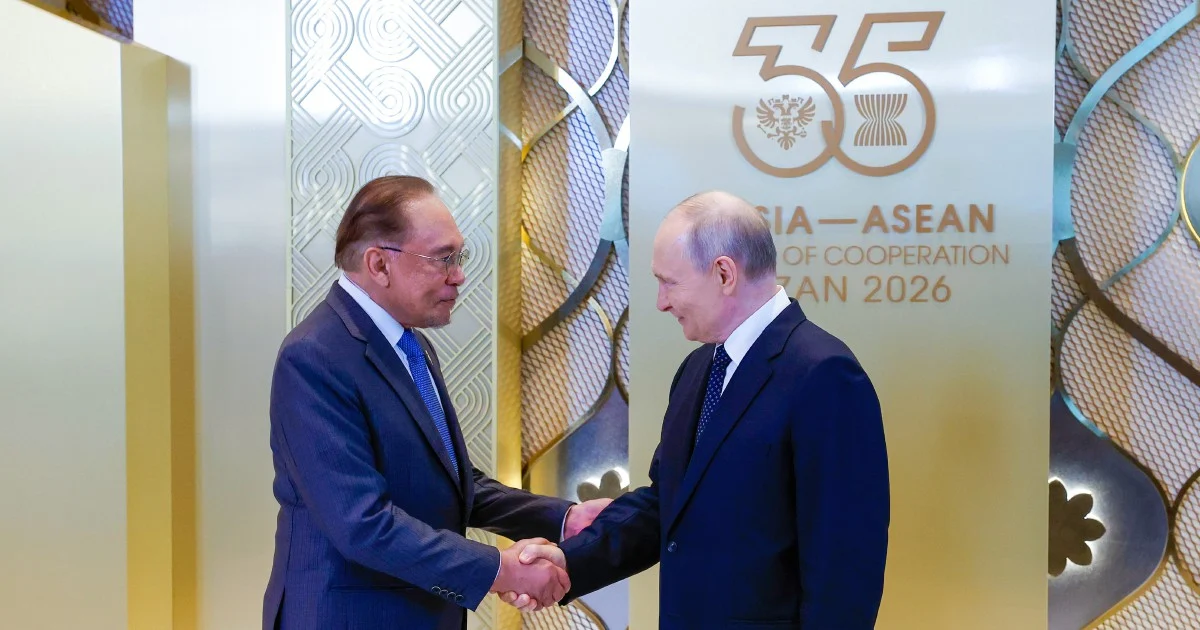 Anwar and Putin Explore Energy Ties and Local Currency Trade