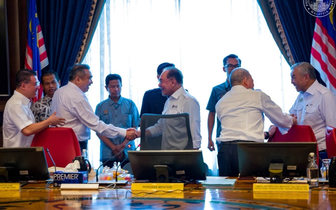 Anwar's Unity Message Strikes Chord as PH and BN Compete in Negeri Sembilan