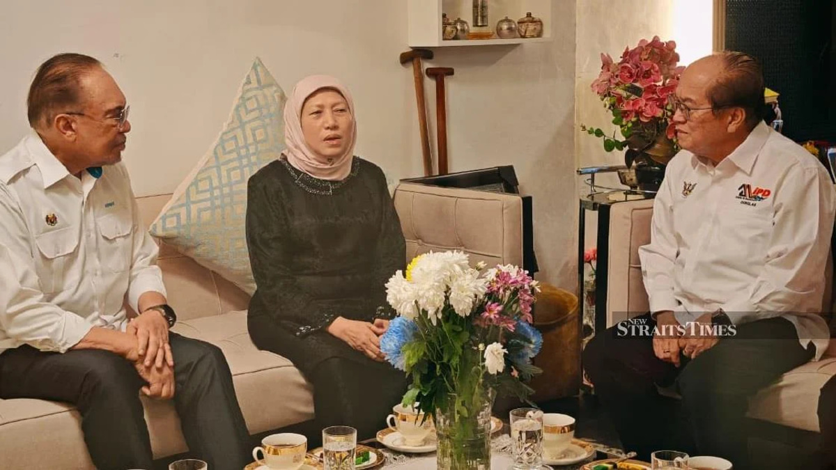 Anwar Extends Condolences to Nancy Shukri Over Loss of Husband