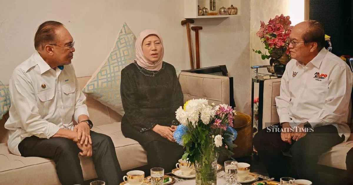 Anwar Extends Condolences to Nancy Shukri Over Loss of Husband