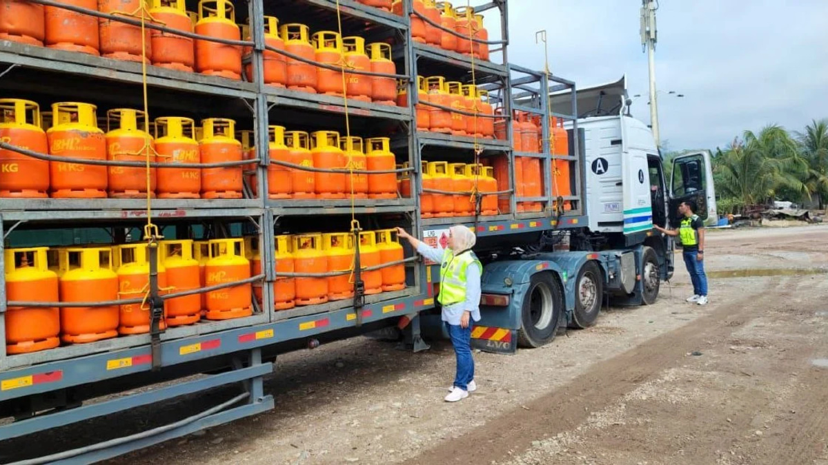 Enforcement Officers Seize RM405,000 Worth of LPG Tanks at Bentong Facility