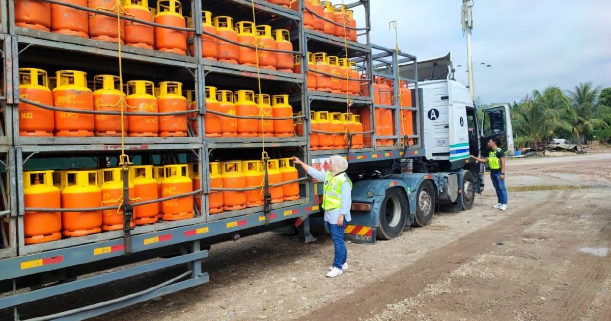 Enforcement Officers Seize RM405,000 Worth of LPG Tanks at Bentong Facility