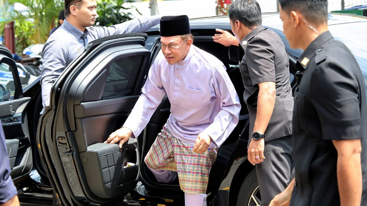 Anwar Warns Election Contenders Against Arrogance, Calls for Dignified Campaign Standards