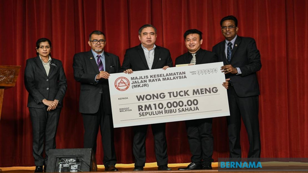Lorry Driver Wong Tak Ming Honoured for Heroic Act Saving 21 Bus Passengers at Menora Tunnel