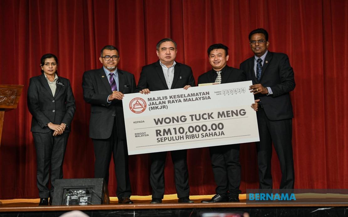 Lorry Driver Wong Tak Ming Honoured for Heroic Act Saving 21 Bus Passengers at Menora Tunnel