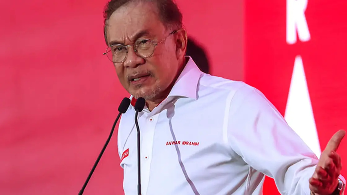 Anwar Stresses Importance of Strong Government-Rulers Relations