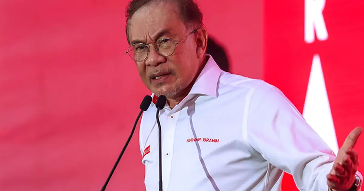 Anwar Stresses Importance of Strong Government-Rulers Relations