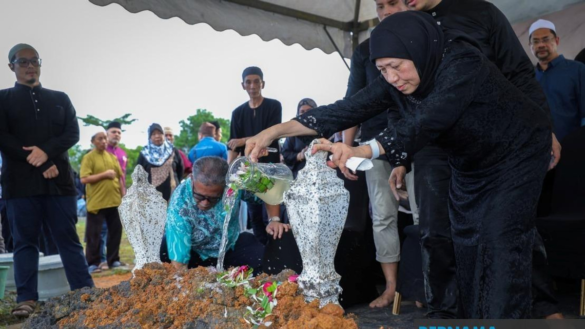 Nancy Shukri's Husband Laid To Rest In Kuching