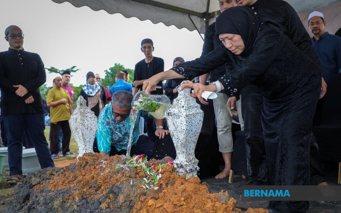 Nancy Shukri's Husband Laid To Rest In Kuching